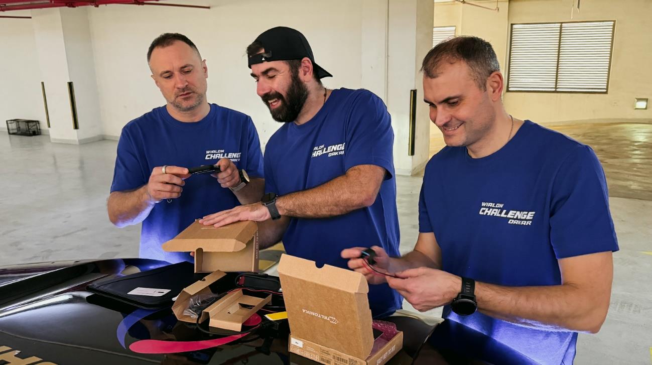 Equipe de suporte técnico da Wialon configurando os dispositivos do desafio