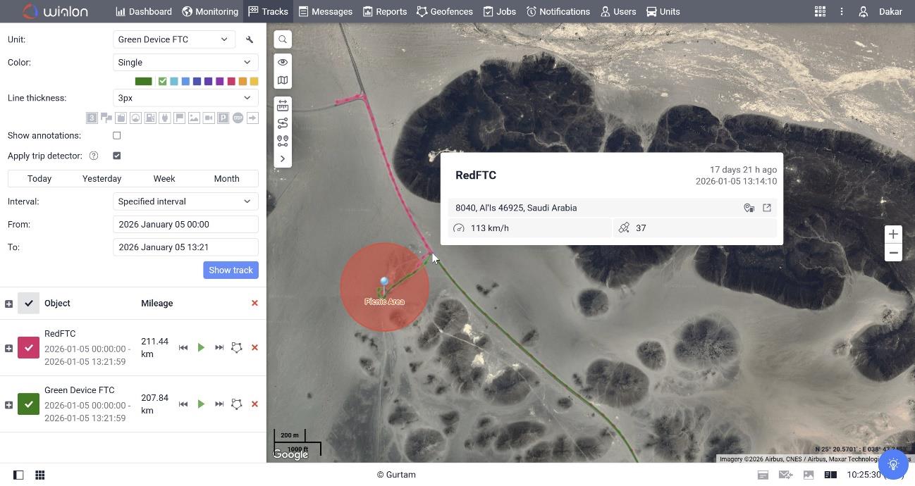 Interface do Wialon exibindo geocercas e rotas das equipes sobre imagem de satélite do deserto