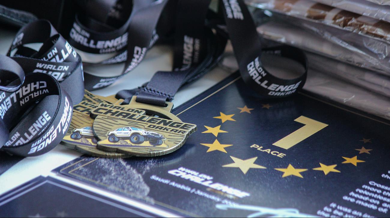 Troféu e medalhas do Wialon Challenge Dakar 2026