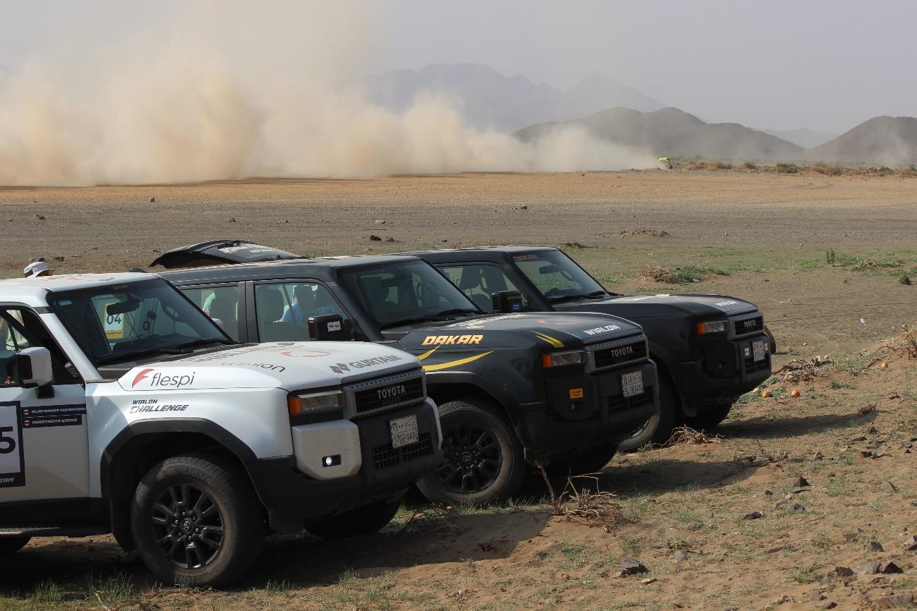 Frota de Toyota Land Cruiser do Wialon Challenge Dakar 2026 levantando poeira no deserto da Arábia Saudita